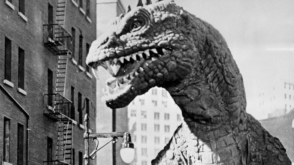 The Beast from 20,000 Fathoms attacks