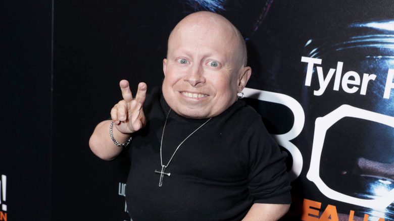 Verne Troyer posing with a peace sign at the Los Angeles premiere of 